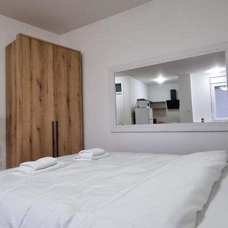 נובי סאד Grove II Apartment = Strict City Centre מראה חיצוני תמונה