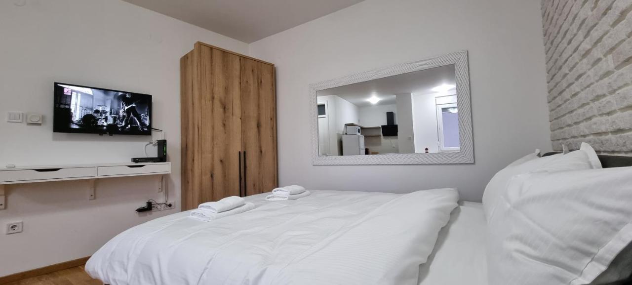 נובי סאד Grove II Apartment = Strict City Centre מראה חיצוני תמונה