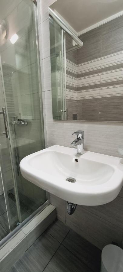 נובי סאד Grove II Apartment = Strict City Centre מראה חיצוני תמונה