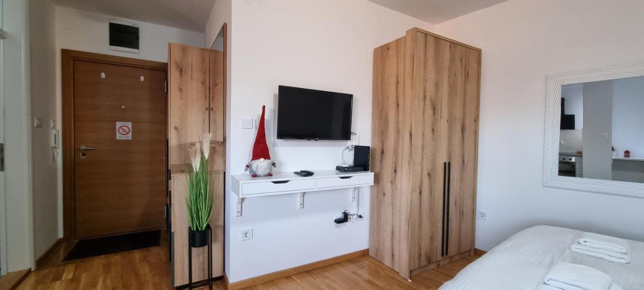 נובי סאד Grove II Apartment = Strict City Centre מראה חיצוני תמונה